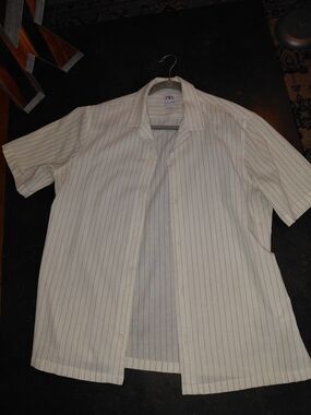 Zara Men Short-Sleeve Button-Down Shirt in White with Thin Black Stripes